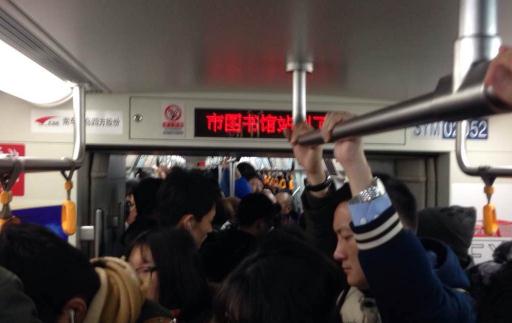地鐵安全員拖拽乘客合理嗎 如何看待女乘客被安保拖拽出地鐵
