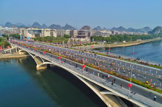 2019桂林銀行桂林馬拉松開跑 3萬(wàn)跑友奔跑狂歡
