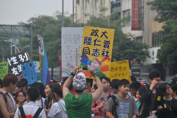 臺灣5萬名同性戀大游行，呼吁同志要婚姻平權，也要伴侶多元