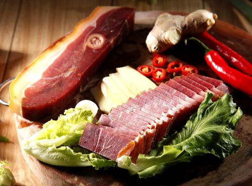 春節(jié)臘魚咸臘肉吃多了易患便秘，腌制食品含亞硝酸鹽能收斂腸道引起便秘，便秘吃什么好