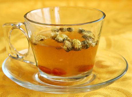 喝菊花茶的禁忌：喝菊花茶別加冰糖，不要飲用味苦的菊花茶