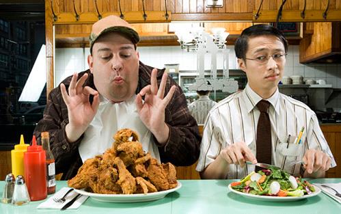 晚餐吃太飽會(huì)誘發(fā)哪些疾??？晚餐吃太飽的危害