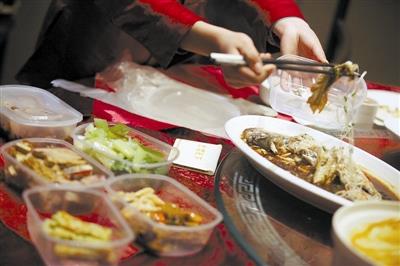 餐后打包注意事項(xiàng)：餐后不是所有的剩菜都適合打包