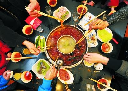 吃火鍋?zhàn)⒁馐马棧撼曰疱伇M量不要選擇海鮮口味醬料