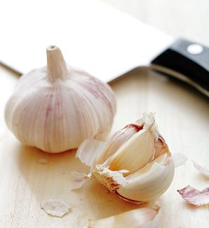 怎樣剝大蒜去皮更容易？大蒜去皮的方法妙招：用菜刀拍大蒜法去皮