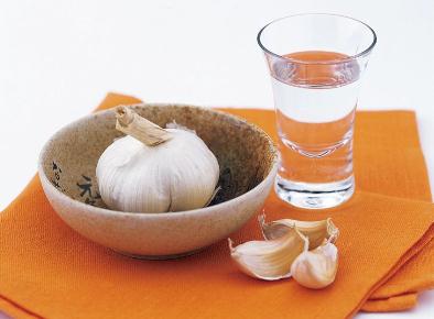 怎樣剝大蒜去皮更容易？大蒜去皮的方法妙招：清水浸泡法去皮