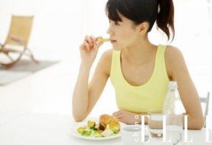 胃疼怎么辦？四種傷胃的飲食禁忌壞習(xí)慣