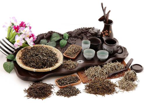 夏天喝什么茶好？黑白紅綠茶功效各不同