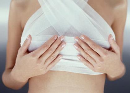乳房保?。恨k公室七種不良坐姿影響胸部健康
