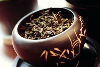 口臭吃什么好？七種食物去除口臭讓你吐氣，嚼嚼茶葉去口臭