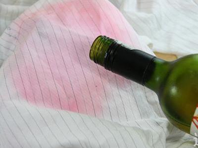 如何去除葡萄酒漬？衣服上的紅葡萄酒漬怎么洗