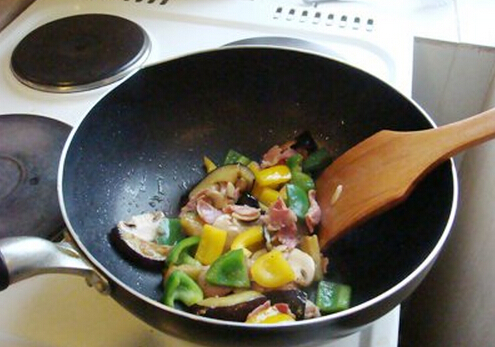 怎么炒菜不濺油？燒油前先把鍋擦干凈