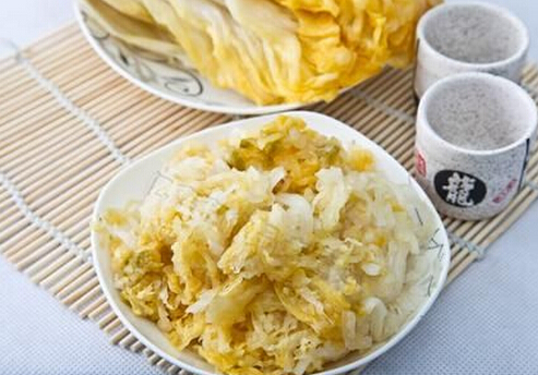 腌酸菜溫度5至15℃為宜-腌酸菜時(shí)可加維生素C