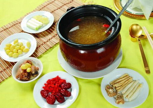 讓煲湯更鮮美-煲湯時加水應(yīng)沒過食材