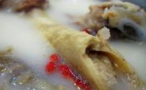骨頭湯怎么熬更有營養(yǎng)？骨頭湯的食用禁忌