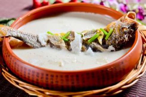 如何燉出奶白色的魚湯？怎樣燉魚湯味道更鮮