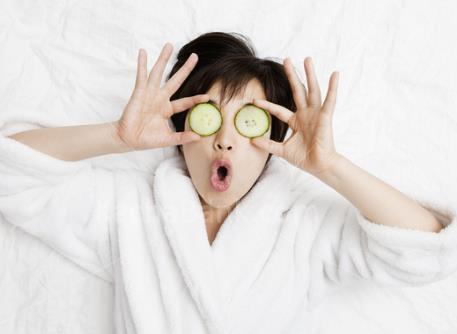 黃瓜敷臉美容護(hù)膚小知識：胡蘿卜黃瓜可美白除皺