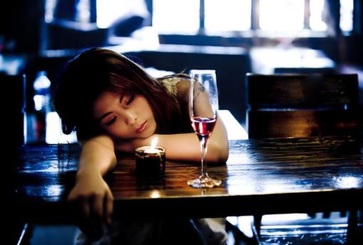 四種生活惡習(xí)會(huì)加速衰老讓女人越來越丑