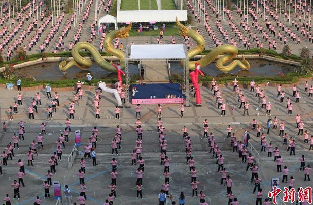 近日，泰國Thammasat大學(xué)，大約5000人一起轉(zhuǎn)呼啦圈，創(chuàng)新的吉尼斯紀錄。