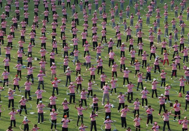 近日，泰國Thammasat大學(xué)，大約5000人一起轉(zhuǎn)呼啦圈，創(chuàng)新的吉尼斯紀錄。