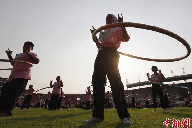 近日，泰國Thammasat大學(xué)，大約5000人一起轉(zhuǎn)呼啦圈，創(chuàng)新的吉尼斯紀錄。