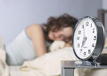 經(jīng)常熬夜的人吃什么好？熬夜喝什么湯好？熬夜黑眼圈怎么消除