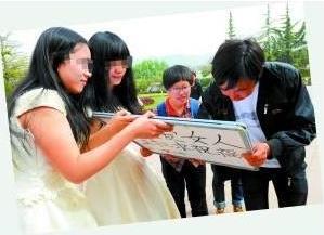 蘭州女大學(xué)生同性戀穿婚紗辦婚禮，高舉“拉拉求祝福”標(biāo)語(yǔ)牌