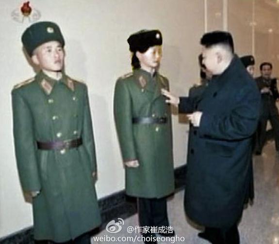 作家崔成浩微博發(fā)布金正恩摸女兵胸部照，金正恩指導(dǎo)朝軍登陸演練