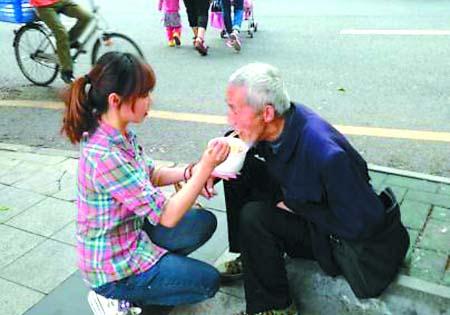 喂飯造型兩天擺兩次，深圳最美90后女孩給乞丐喂飯是商業(yè)炒作