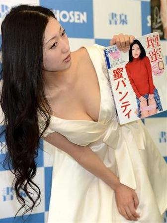 av女王壇蜜亮相新寫(xiě)真發(fā)賣會(huì)，上演內(nèi)褲誘惑撩裙展示內(nèi)褲
