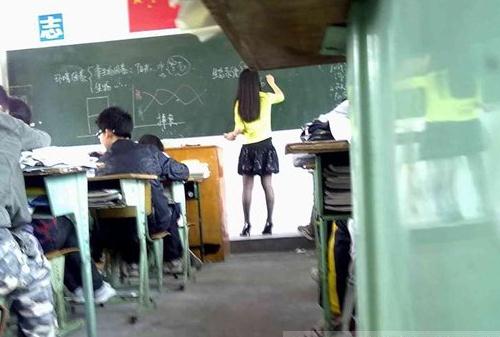 校規(guī)：中學(xué)禁女教師穿黑絲襪 校長(zhǎng)：防女生效仿男生心亂