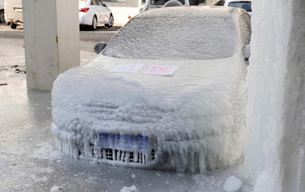 長(zhǎng)春冰雕車：長(zhǎng)春一轎車停在輕軌高架橋下被凍成“冰雕”