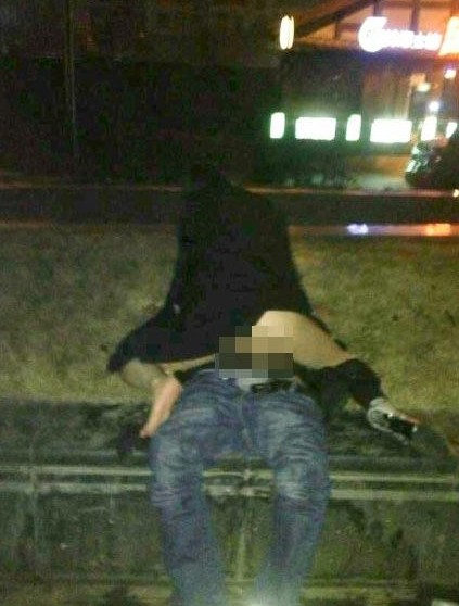 成都猛女鬧市區(qū)強(qiáng)奸過路男人，路邊野戰(zhàn)完事后提上褲子瀟灑離開