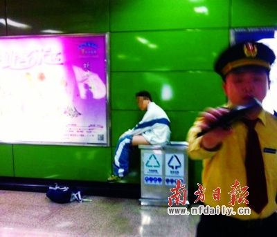 廣州地鐵再現(xiàn)“大便弟”，學(xué)生校服弟難忍內(nèi)急找垃圾桶解決(圖)，反映地鐵公共設(shè)施不完善，服務(wù)不到位。