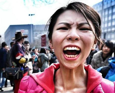 北影哭泣姐落榜大哭撒潑打滾圖走紅，網(wǎng)友調(diào)侃“哭這么丑怎么演瓊瑤戲”