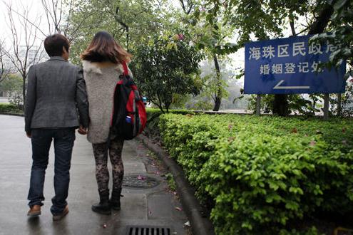 廣州首對同性戀情侶欲登記結(jié)婚,卻被工作人員拒絕并“教育”