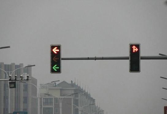 江西瑞昌一路口紅黃綠燈齊亮，行人車輛無所適從半個(gè)月未修理