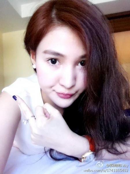 郭美美豎中指稱或爆更多猛料，網(wǎng)友稱豎中指疑為秀鴿子蛋鉆戒