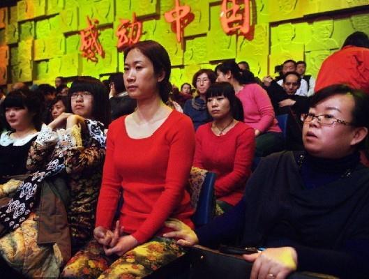 芙蓉姐姐著大紅衣現(xiàn)身《感動(dòng)中國(guó)》，遭神秘男摸大腿露鄙視表情