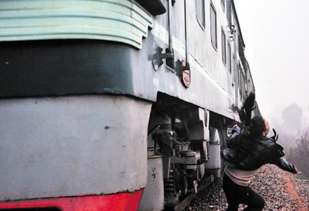 兩長沙女子為與火車拍照合影，逼停飛馳列車(圖)