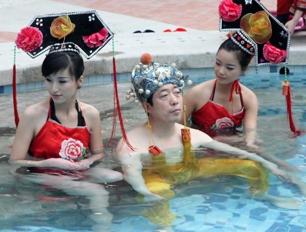 河南一溫泉會(huì)所開業(yè)，山西男子花十萬元享受“帝王頭湯”