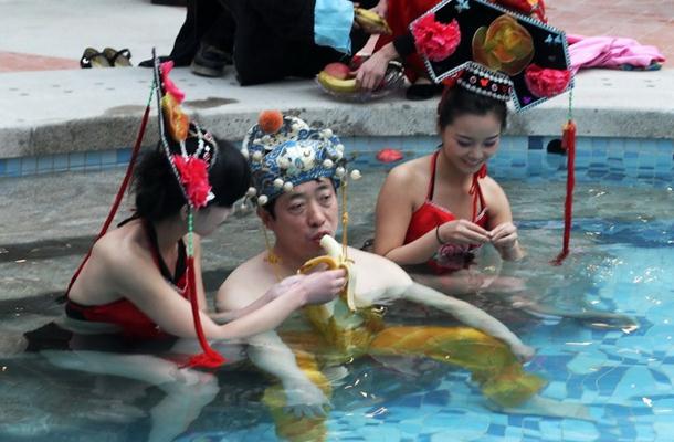 河南一溫泉會(huì)所開業(yè)，山西男子花十萬元享受“帝王頭湯”