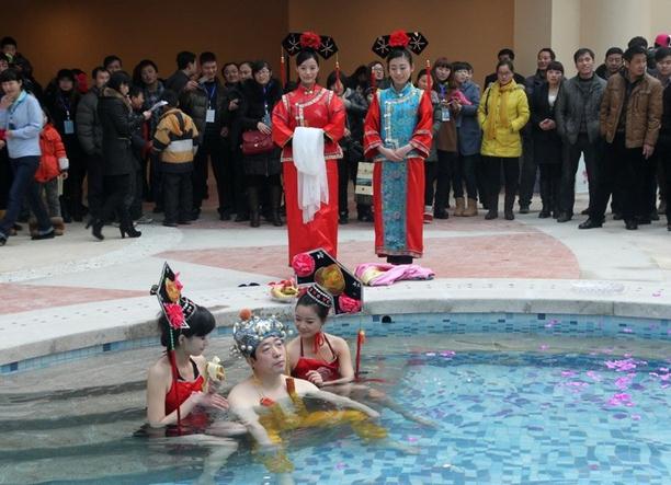 河南一溫泉會(huì)所開業(yè)，山西男子花十萬元享受“帝王頭湯”