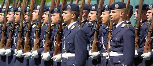 德國軍隊精英警衛(wèi)營男兵染怪病男性乳房發(fā)育癥，訓練刻苦刺激胸部瘋長軍方調(diào)查(圖)