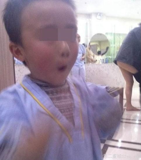 繼蘇州水霸王澡堂子美女露點門后，蘇州水霸王浴室連拍孩童賣萌照，脫褲男子露臀又不幸成為背景(圖)