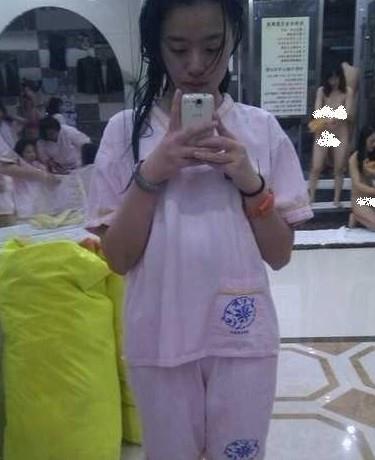 繼蘇州水霸王澡堂子女浴客全裸露點門后，蘇州水霸王浴室連拍孩童賣萌照，脫褲男子露臀又不幸成為背景(圖)