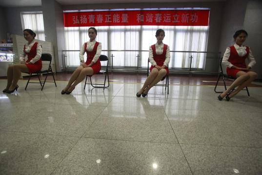 濟南鐵路局春運美女志愿者露美腿，齊P小短裙?jié)鈯y艷抹引爆眼球(組圖)
