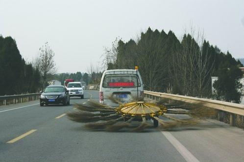 綿陽風(fēng)火輪清掃車驚呆路人 “馬路神器”牽引式道路清掃車拯救地球