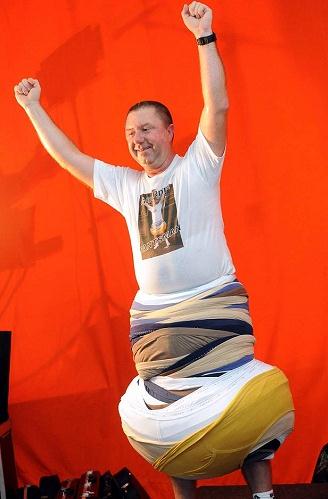 英國(guó)男子克雷格穿上302條內(nèi)褲沖擊世界吉尼斯紀(jì)錄