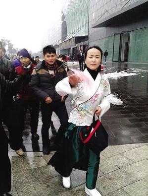 寧波青衣女子廣場沿路拋撒百元鈔票引市民哄搶，稱我撒錢別人撿錢就是快樂